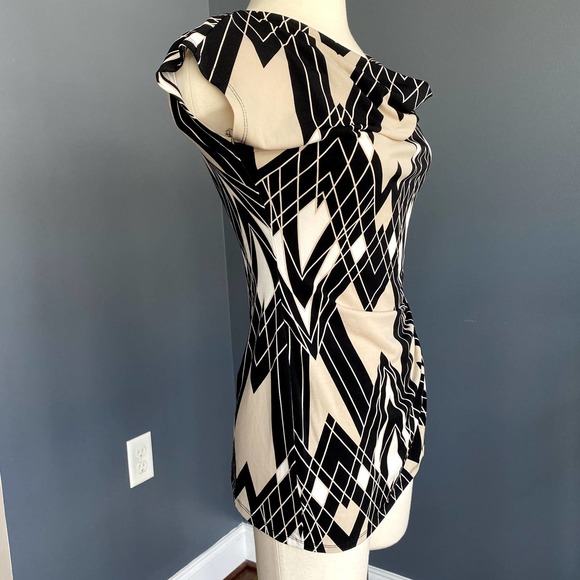 New York & Co tan/black asymmetrical tee - Picture 4 of 7